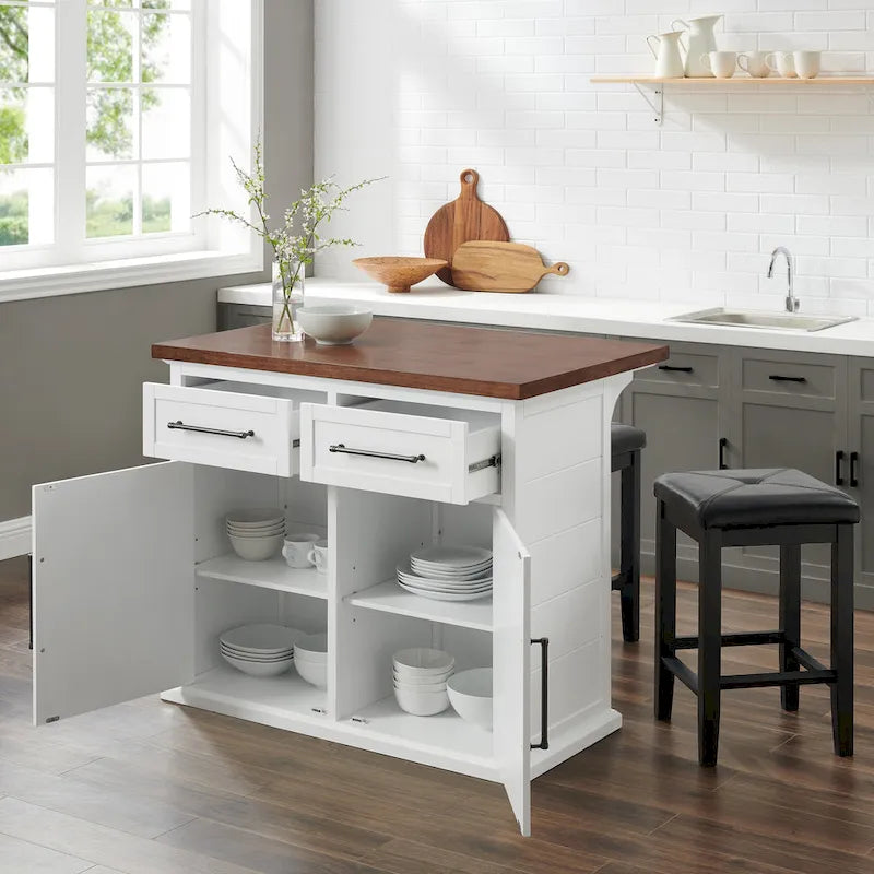Isola da cucina in stile rustico moderno con piano in legno e posti a sedere
