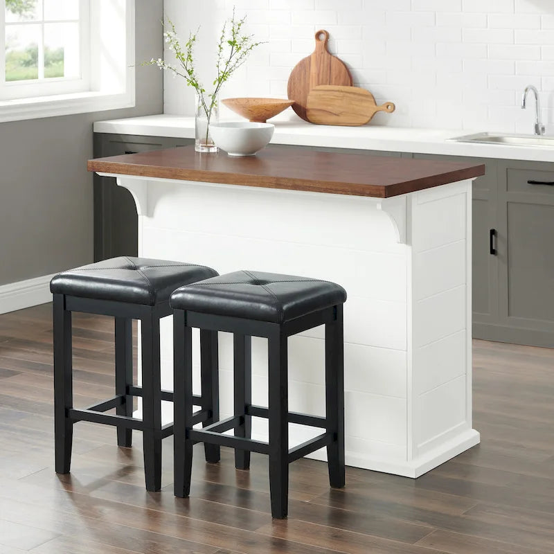 Isola da cucina in stile rustico moderno con piano in legno e posti a sedere