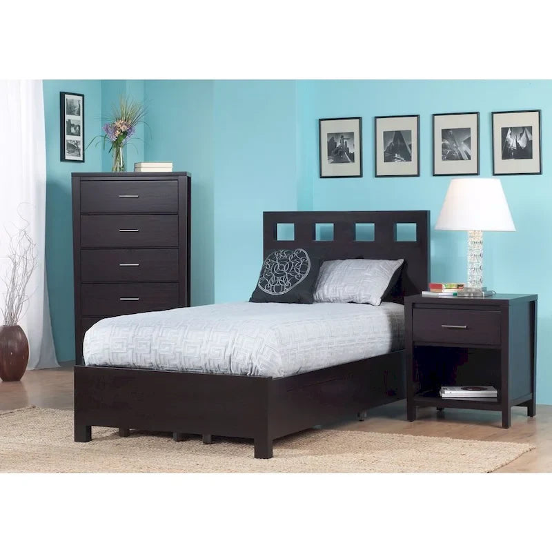 Letto a piattaforma contenitore con testiera rettangolare intagliata – Finitura espresso