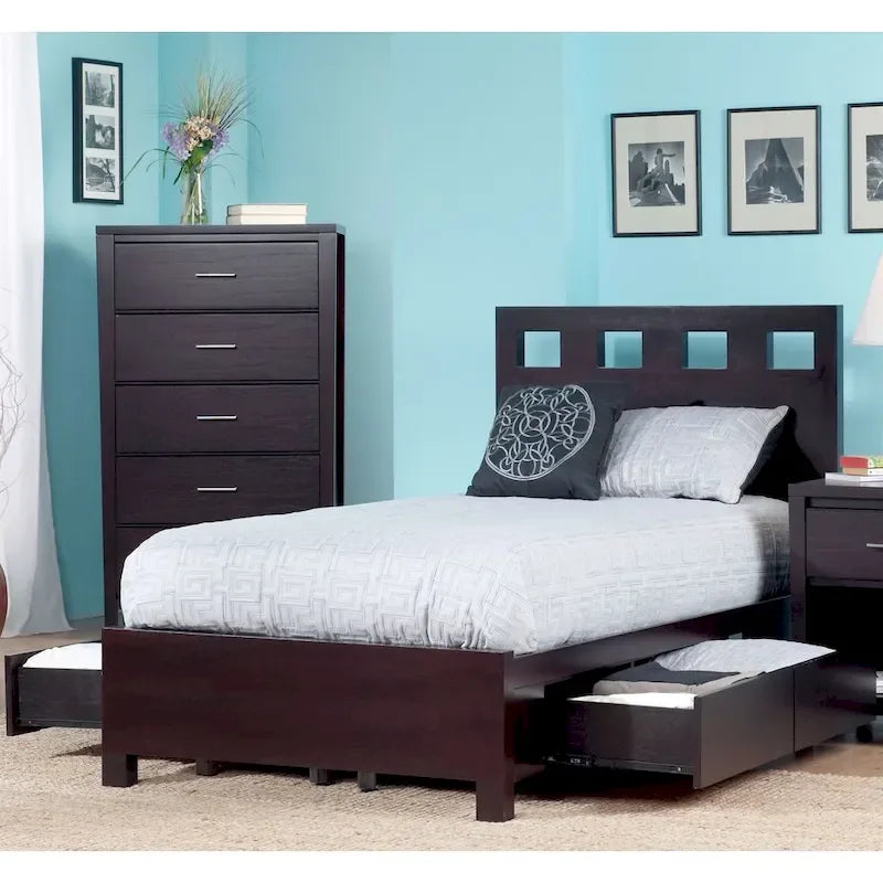 Letto a piattaforma contenitore con testiera rettangolare intagliata – Finitura espresso