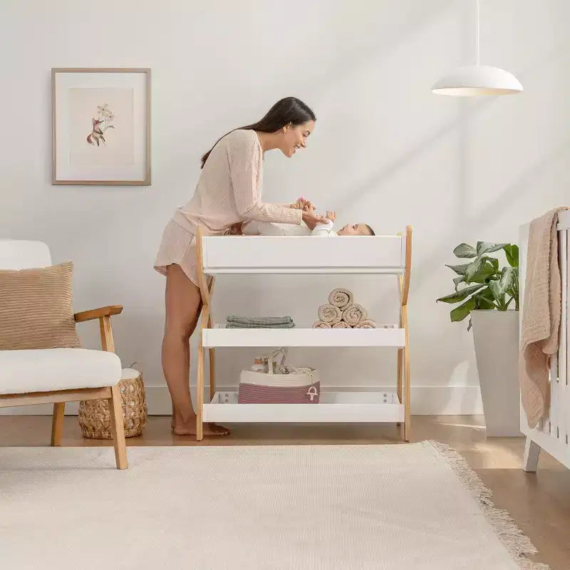 Table à langer Comfy Cubs pour bébé - Structure robuste en bois, style intemporel et deux étagères ouvertes pour les essentiels de bébé