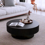 Moderne ronde salontafel van gefineerd massief hout met opbergruimte