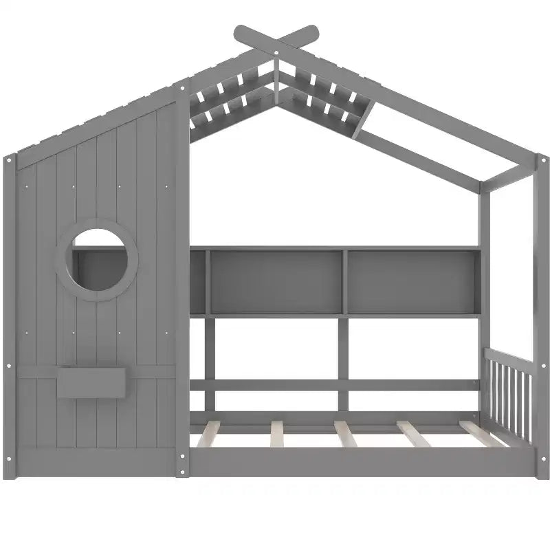 Bodenbett in Hausform mit integrierten Ablageregalen und Latten-Dach