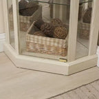 Eckvitrine mit Glastüren und Einlegeböden, Eckvitrine fürs Wohnzimmer