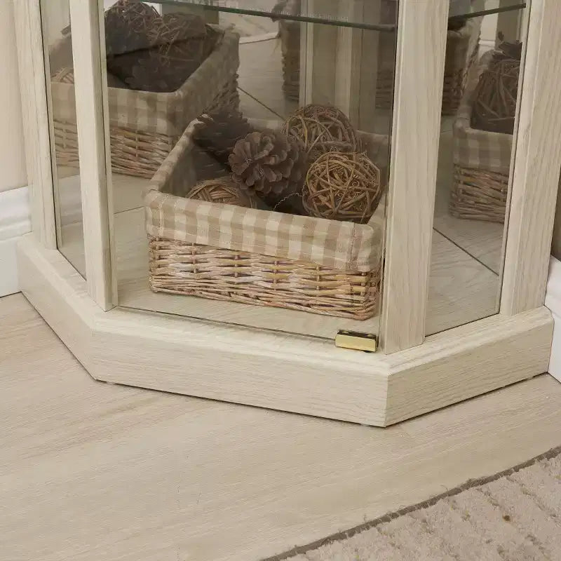 Eckvitrine mit Glastüren und Einlegeböden, Eckvitrine fürs Wohnzimmer