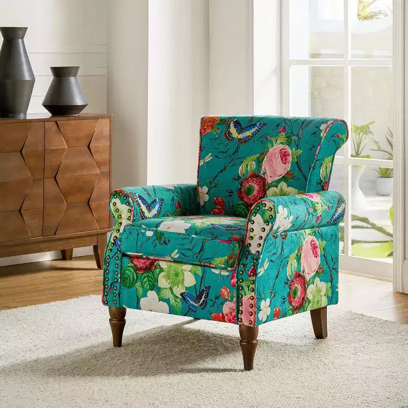 Araceli traditionele houten fauteuil met bloemenstof, hoge rugleuning met vleugels en siernagels| ART OF LIVING DESIGNS