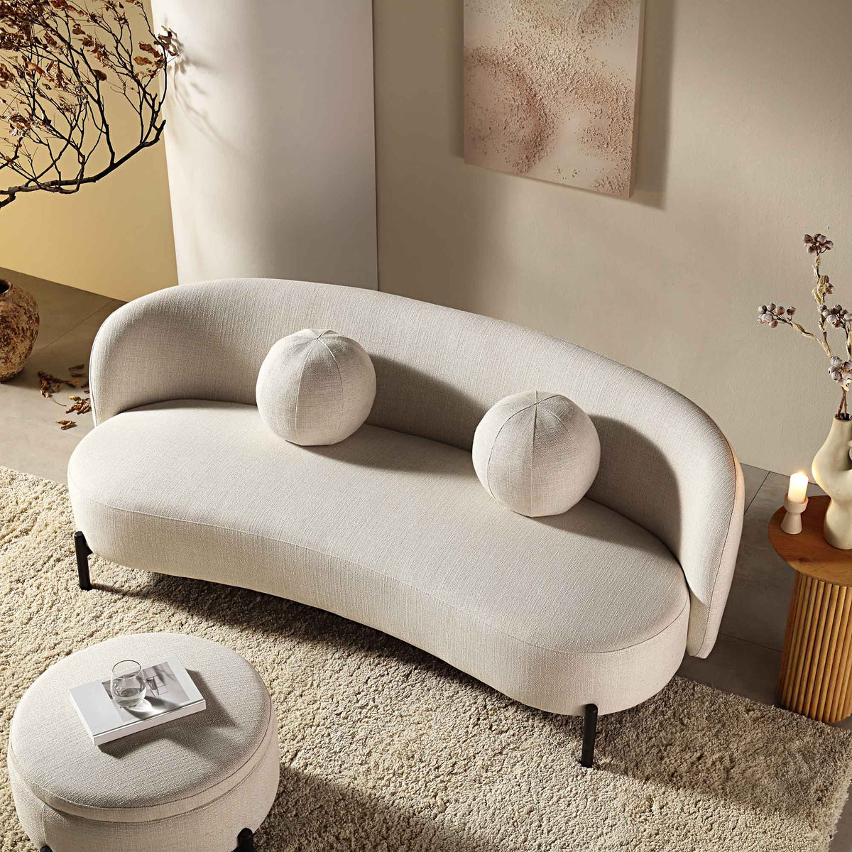 Gebogen driezitsbank met bolvormige kussens, beige linnenmix