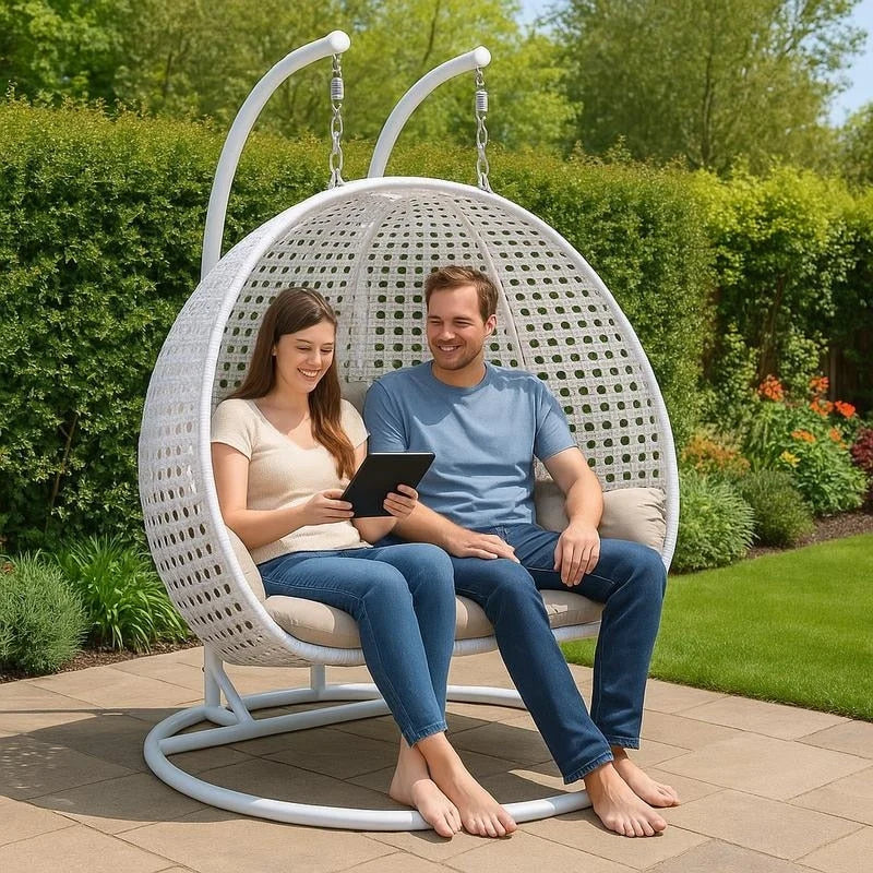 LeisureMod hangende eierstoel voor 2 personen met standaard - hangmatstoel voor buiten en binnen van rotanlook wicker, met kussens