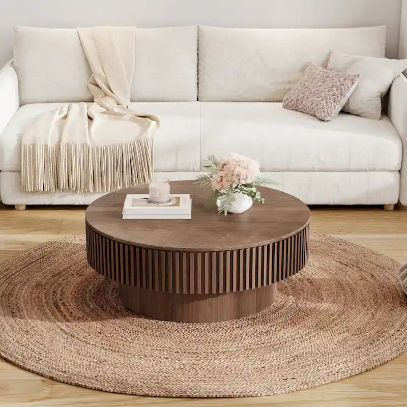 Moderne ronde salontafel van gefineerd massief hout met opbergruimte