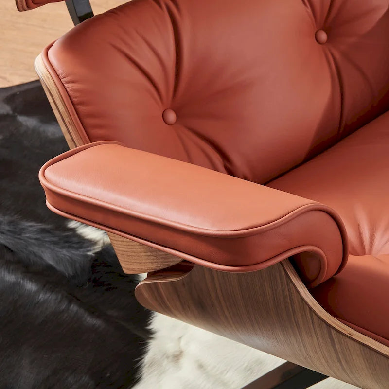 Moderne leren loungestoel met armleuningen, mid-century-stijl