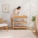 Table à langer Comfy Cubs pour bébé - Structure robuste en bois, style intemporel et deux étagères ouvertes pour les essentiels de bébé
