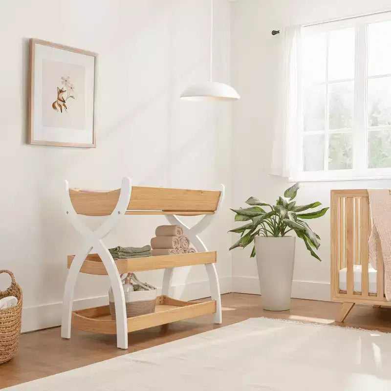 Table à langer Comfy Cubs pour bébé - Structure robuste en bois, style intemporel et deux étagères ouvertes pour les essentiels de bébé