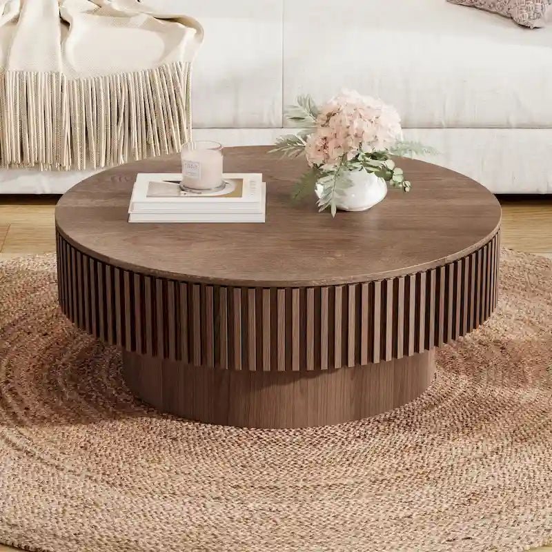 Moderne ronde salontafel van gefineerd massief hout met opbergruimte