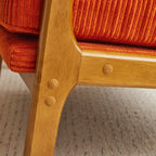 Tapicerowany fotel akcentowy w stylu mid-century modern