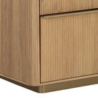 Moderne eikenhouten ladekast met sculpturale, gecanneleerde details - slaapkamer | geborsteld goud