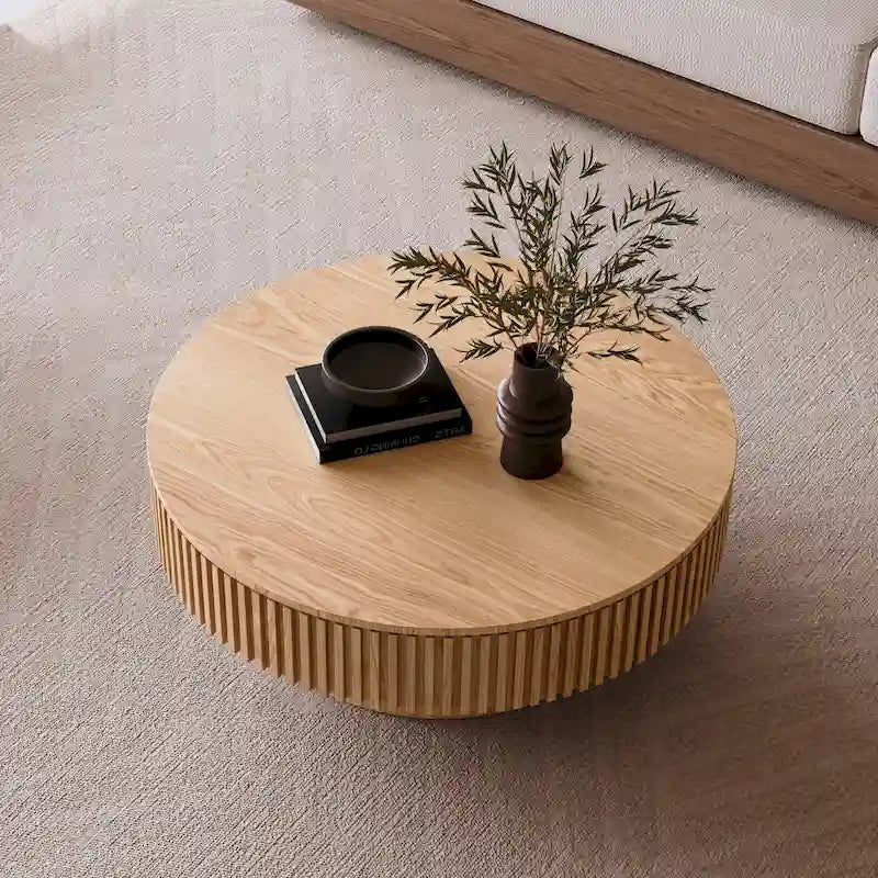Moderne ronde salontafel van gefineerd massief hout met opbergruimte
