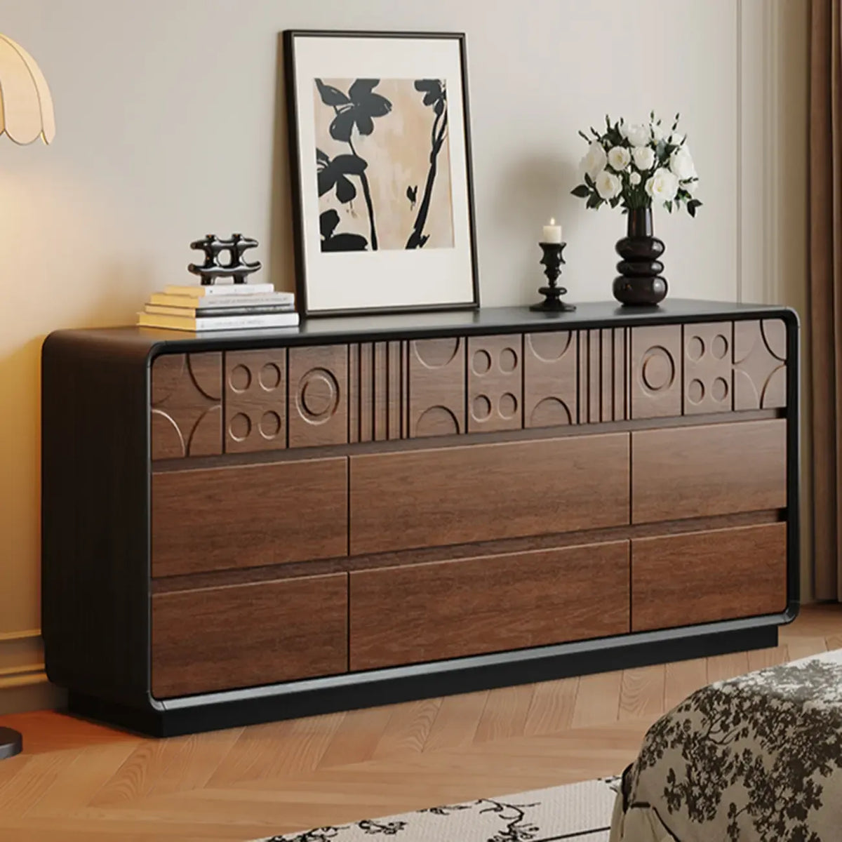 Houten ladekast geïnspireerd op art deco, met geometrisch snijwerk