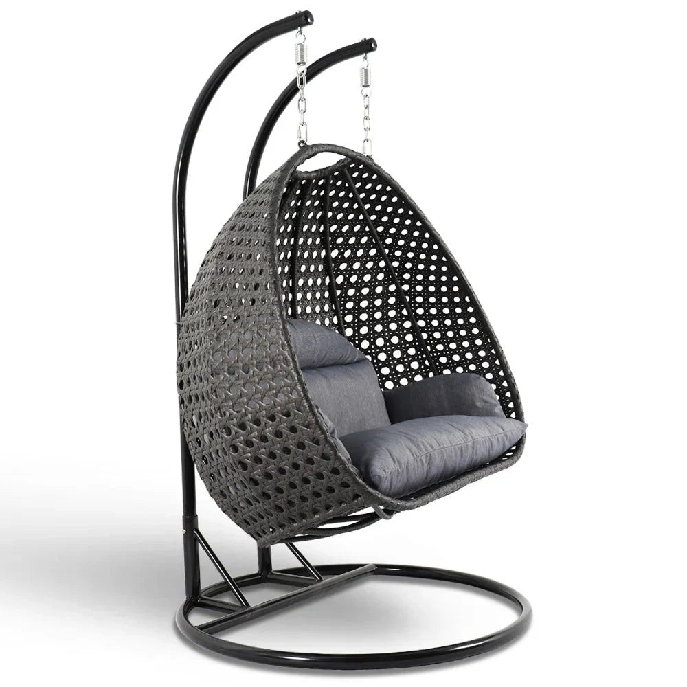 LeisureMod hangende eierstoel voor 2 personen met standaard - hangmatstoel voor buiten en binnen van rotanlook wicker, met kussens