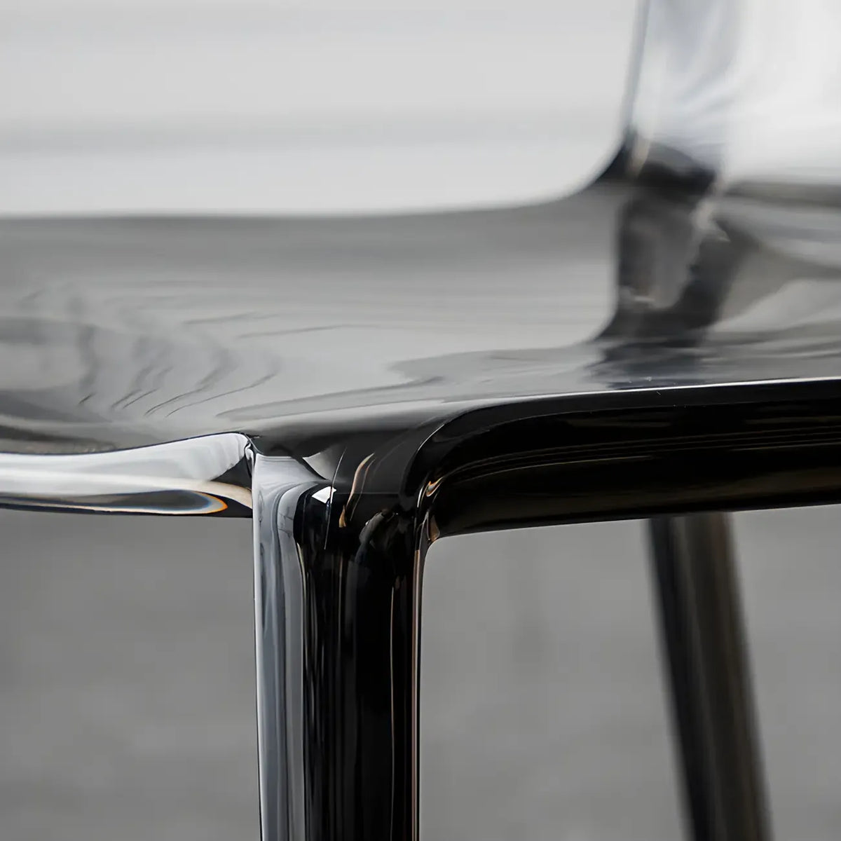 Bernsteinfarbener Acryl-Esszimmerstuhl ohne Armlehnen mit niedriger Rückenlehne