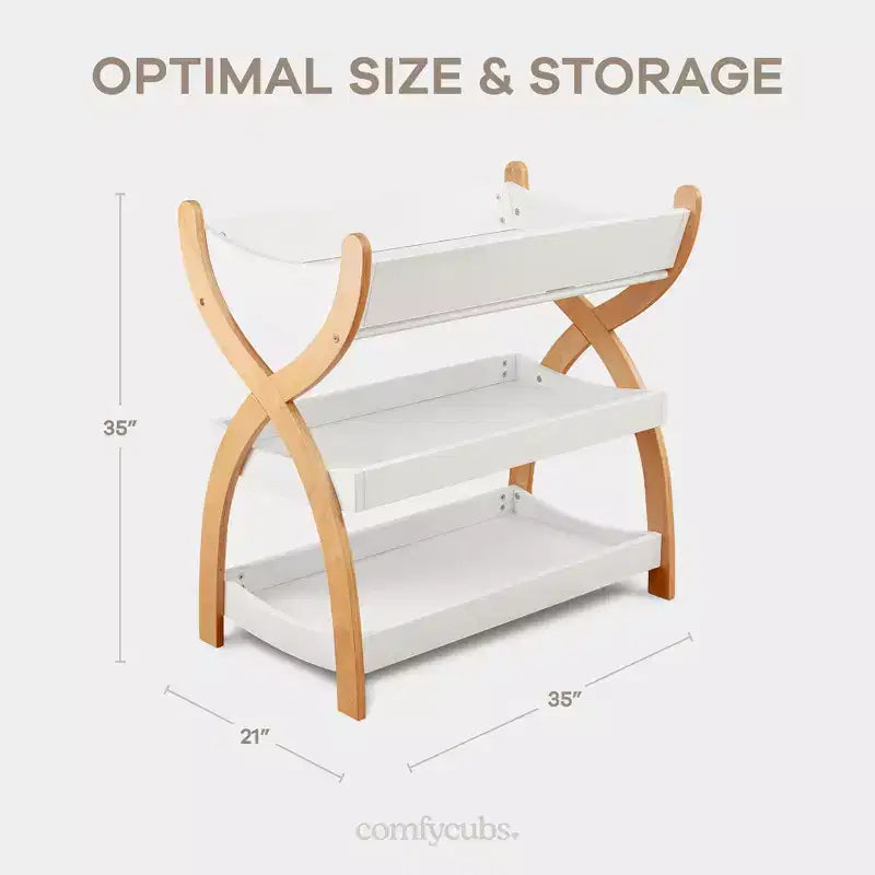 Table à langer Comfy Cubs pour bébé - Structure robuste en bois, style intemporel et deux étagères ouvertes pour les essentiels de bébé