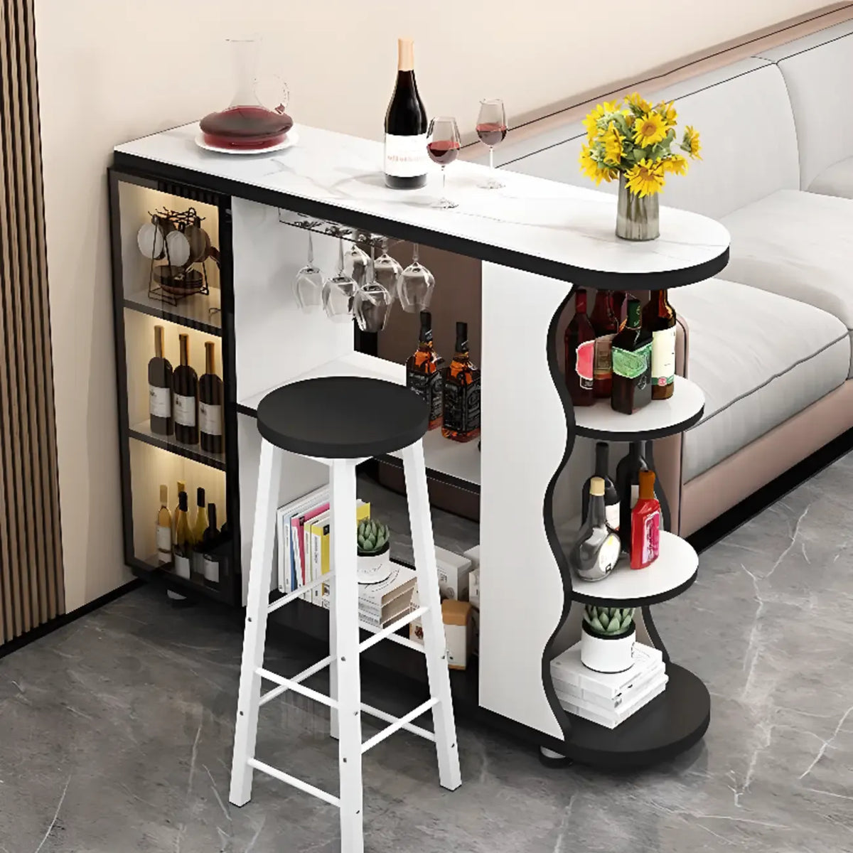 Moderner Bartisch in organischer Form mit Steinplatte und Stauraum für Hausbars