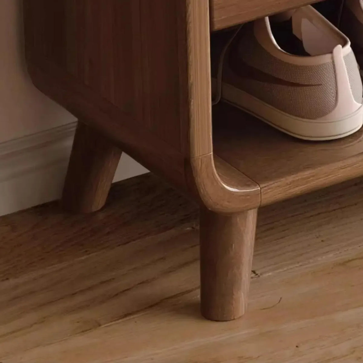 Moderne middelhoge schoenenkast van hout voor de hal