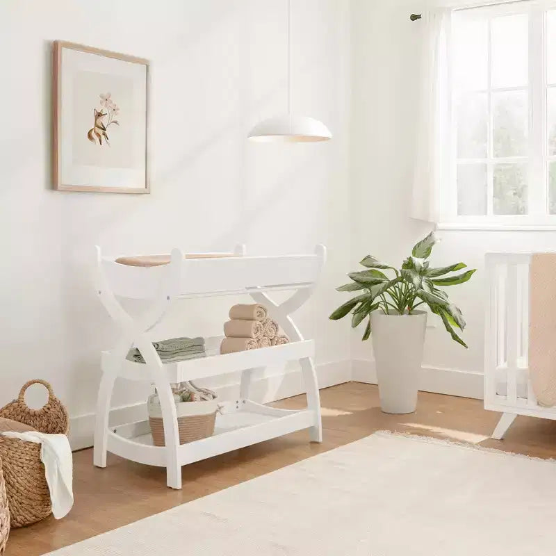 Table à langer Comfy Cubs pour bébé - Structure robuste en bois, style intemporel et deux étagères ouvertes pour les essentiels de bébé