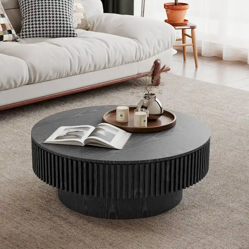 Moderne ronde salontafel van gefineerd massief hout met opbergruimte