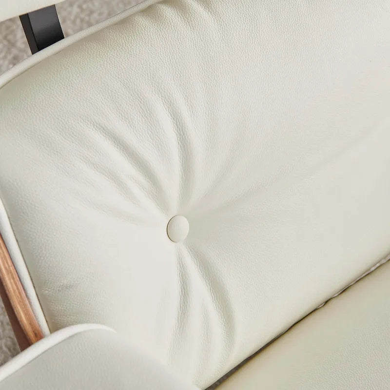 Moderne leren loungestoel met armleuningen, mid-century-stijl