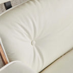 Moderne leren loungestoel met armleuningen, mid-century-stijl