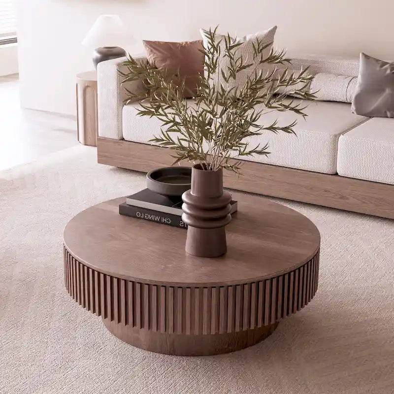 Moderne ronde salontafel van gefineerd massief hout met opbergruimte