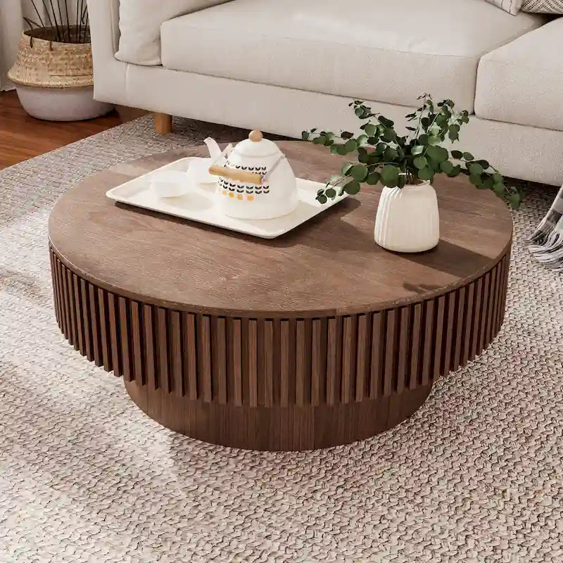 Moderne ronde salontafel van gefineerd massief hout met opbergruimte