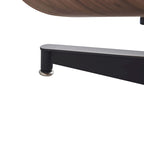 Moderne leren loungestoel met armleuningen, mid-century-stijl
