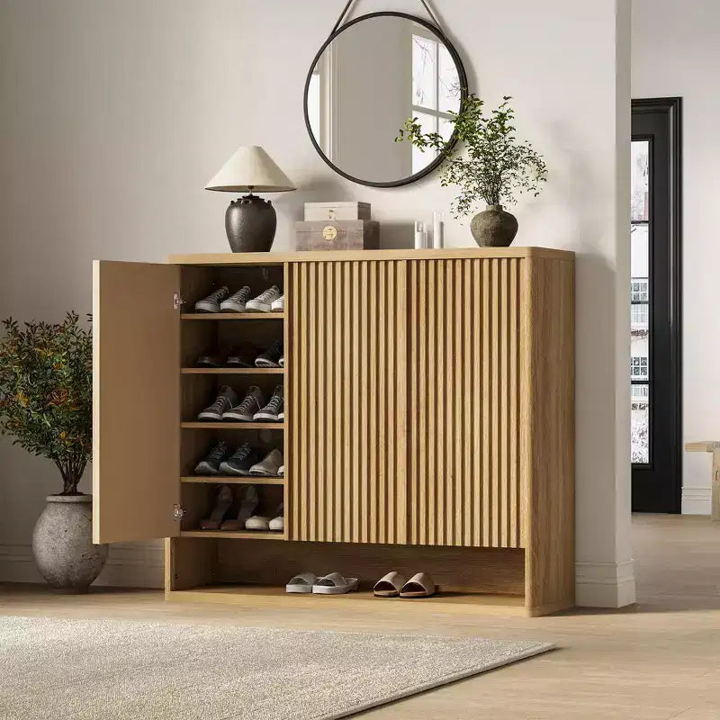 Meuble à chaussures avec portes cannelées et étagères réglables pour l’entrée ou le salon